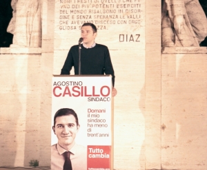 AgostinoCasillo nel corso dell'apertura della campagna elettorale, martedì 9 ottobre, in Piazza Risorgimento