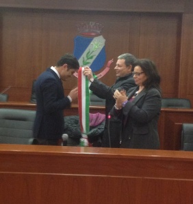 Il Prefetto, Cinzia Guercio e il funzionario ministeriale, Raffaele Barbato, cedono la fascia tricolore a Vincenzo Catapano