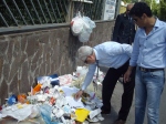 Sindaco e comandante polizia municipale rovistano tra i rifiuti alla ricerca di indizi