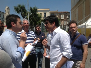 Antonio Borriello di Vocenueva e il sindaco, Enzo Catapano discutono democraticamente in piazza