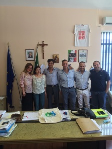 La nuova giunta comunale. Da sinistra la new entry, Marlù Casillo, Dolores Leone,  il sindaco, Tommaso Andreoli, Luigi Miranda, Enrico Ghirelli.