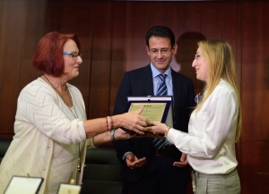 La Signora Lilia Ambrosio consegna il Premio alla neo magistrata Rosamaria Ragosta davanti al tutor, Luigi Giordano